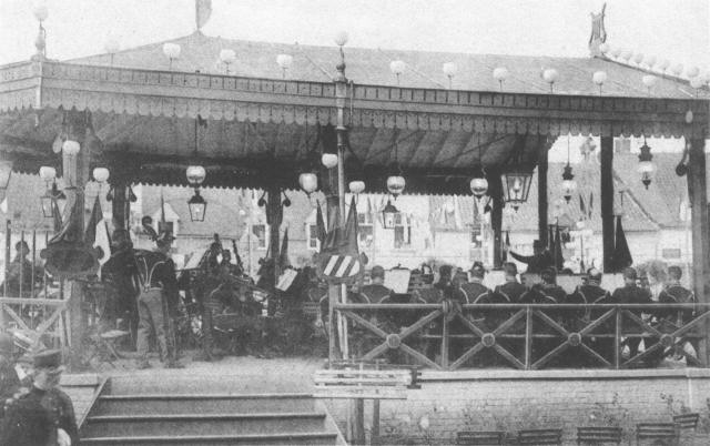 Le concert du 1<sup>er</sup> Régiment des Guides et le kiosque en 1909